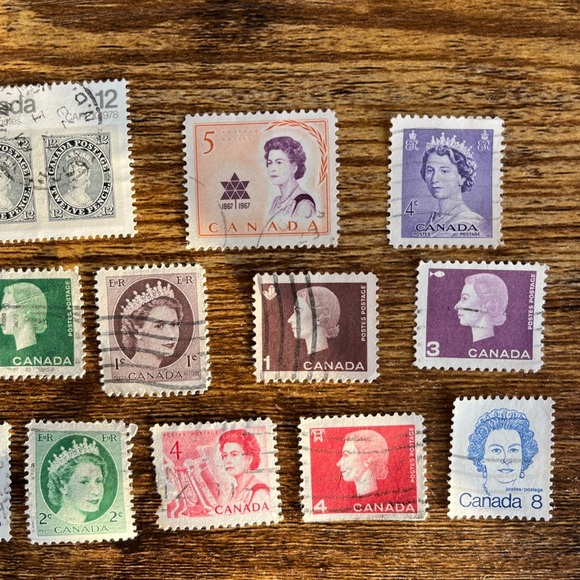 Lot 18 Vintage Canadian Queen Postage Stamps Used Off Paper Collector - Picture 3 of 7